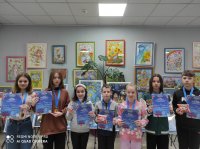 Вітаємо юних художників Зразкової студії образотворчого мистецтва «Палітра» Вітаємо юних художників Зразкової студії образотворчого мистецтва «Палітра»